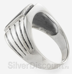 Перстень с серебряными линиями и квадратным ониксом, вид сбоку