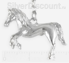 Серебряная фигурка лошадки крупным планом