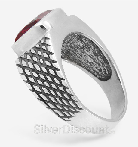 Серебряные кольца, перстни с корундом рубином, вид сбоку