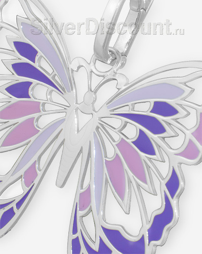 Стильная бабочка из серебра (фрагмент фото крупным планом)