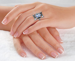 Необычное прямоугольное кольцо с голубым камнем, фото на руке