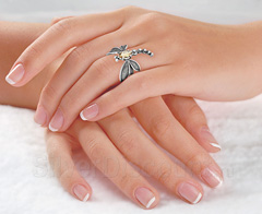 Кольцо в виде стрекозы на руке, серебро, цитрин