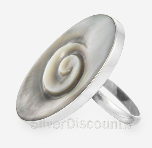 Красивое кольцо из серебра с темным перламутром