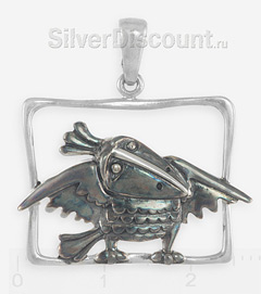Серебряная ворона с красивой эмалью, подвеска на фоне линейки