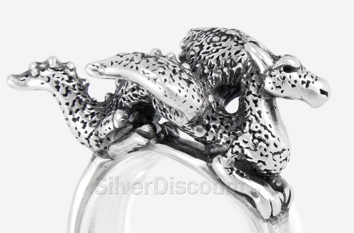 Кольцо с драконом из серебра, фото крупным планом