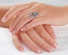 Кольцо из серебра с каплей натурального кварца - мистика, фото на руке