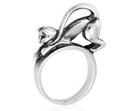 Кольцо в виде серебряной кошки-шкоды