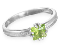 Женское кольцо из серебра с квадратным хризолитом