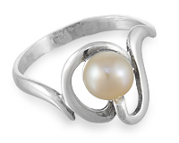 Фантазийное кольцо из серебра с бежевым жемчугом