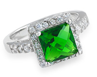 Квадратный серебряный перстень с зеленым камнем