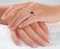 Кольцо с выращенным рубином каплевидной формы, фото на пальце