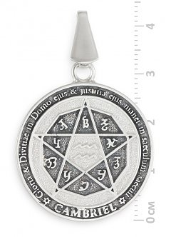 Обратная сторона подвески: знак зодиака Водолей, пентаграмма и надпись на латыни