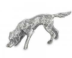 Статуэтка гончей собаки из серебра, вид с другой стороны