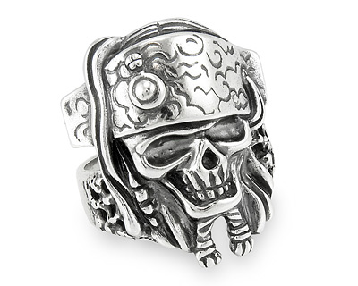 Стильное пиратское серебряное кольцо с черепом