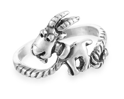 Кольцо с козой, символ года из серебра